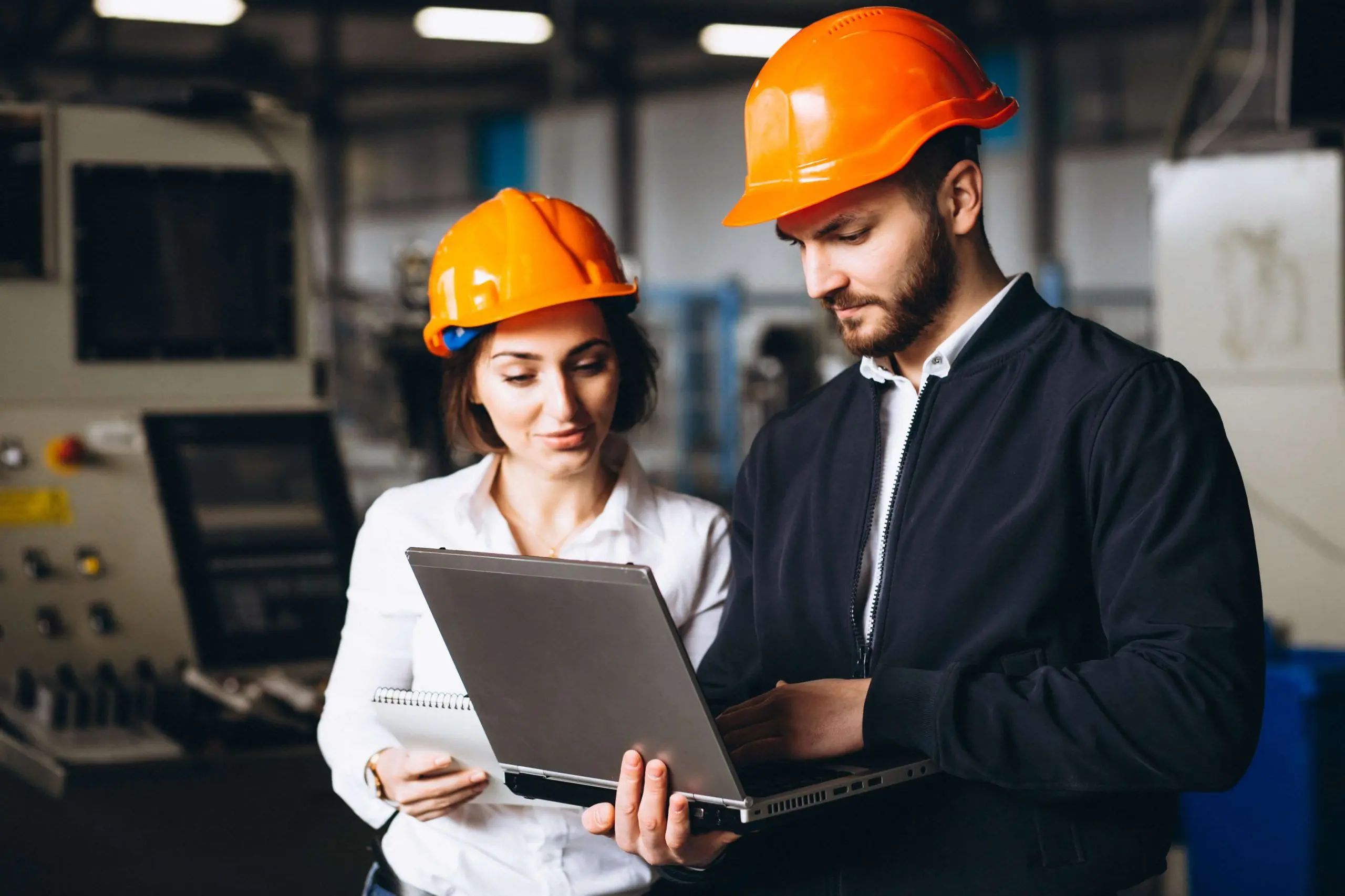Specialist analizând aprovizionarea în sectorul energetic